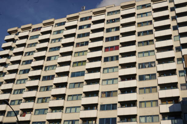 plattenbau prefabricated concrete slabs, berlin, germany - east berlin germany plattenbau apartment skyscraper imagens e fotografias de stock