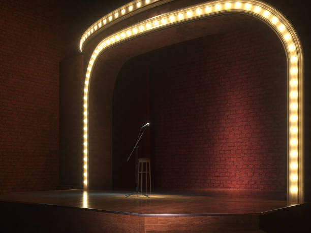 palco vuoto scuro con microfono. rendering 3d - improv foto e immagini stock
