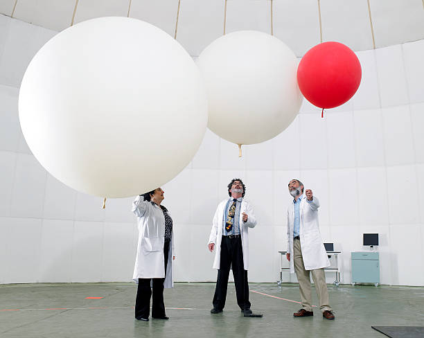 científico de mirar hacia arriba en globos - globo del tiempo fotografías e imágenes de stock