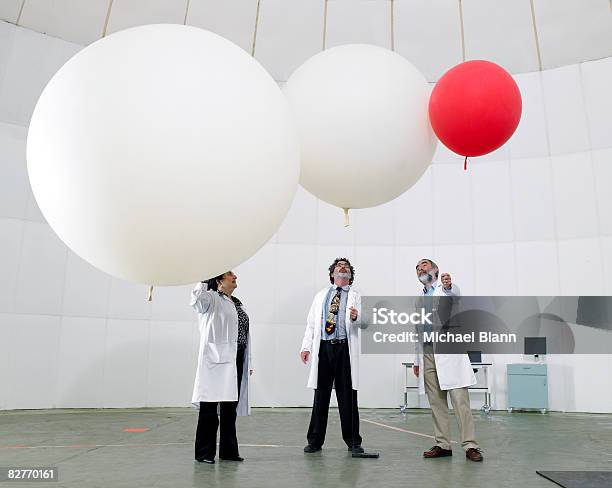 Foto de Cientista Olhe Para Cima Em Balões e mais fotos de stock de Balão atmosférico - Balão atmosférico, Cientista, Escala