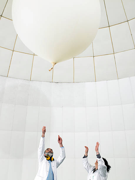 científico viendo globo aleje - globo del tiempo fotografías e imágenes de stock