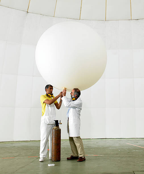 los científicos inflate globo del tiempo en laboratorio - globo del tiempo fotografías e imágenes de stock