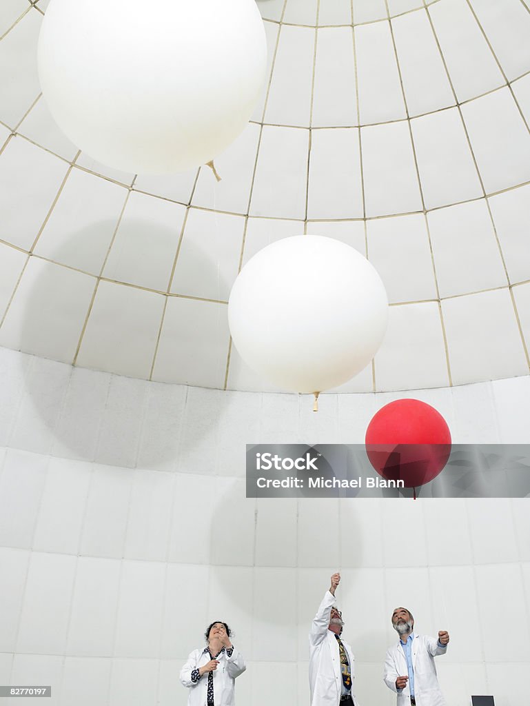 Beobachten Sie Wissenschaftler bei ballons nach oben treiben - Lizenzfrei Luftballon Stock-Foto