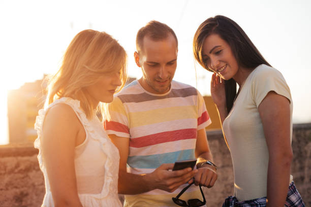 istock Friends surfing the net 827703046