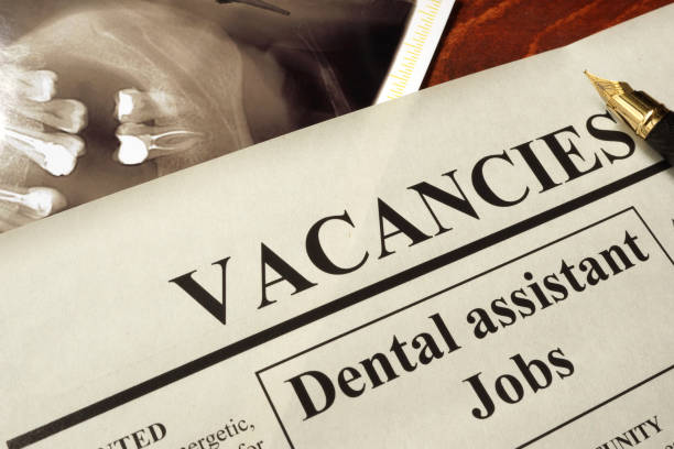 periódico con asistente dental anuncios puestos de trabajo vacantes. - dental issues fotografías e imágenes de stock
