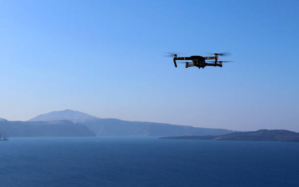 drone filmen weergave van santorni eiland - drone stockfoto's en -beelden