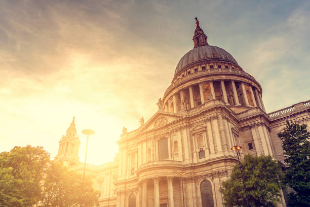 abóbada de catedral de são paulo ao pôr do sol em londres - catedral de são paulo londres - fotografias e filmes do acervo