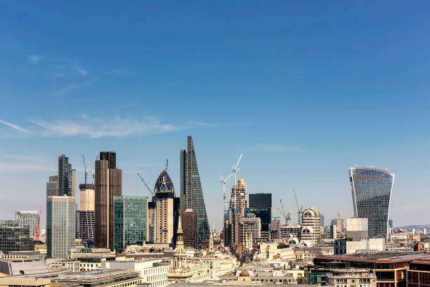 skyline de londres avec bâtiments ministériels à jour - london england aerial view skyscraper mid air photos et images de collection
