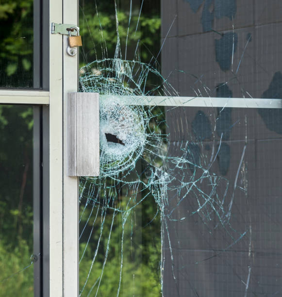 сломанная дверь - burglary broken window door стоковые фото и изображения