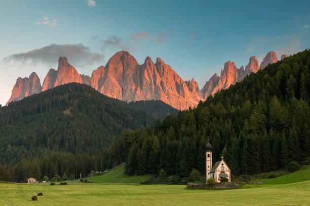 dolomites 알프스-발 디 funes alpenglow - tirol village european alps austria 뉴스 사진 이미지