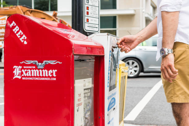 신문 키오스크 자동 판매기 내셔널 몰에 개방 국가 그 사람과 - newspaper dispenser 뉴스 사진 이미지