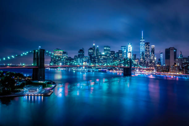 new york skyline at night - new york city night brooklyn bridge skyline imagens e fotografias de stock