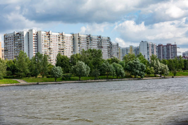 istock Multi-storey block of flats 827733480