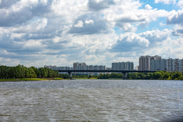 istock Multi-storey block of flats 827733484