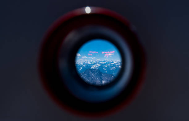 alpy górskie patrząc z wizjera lornetki turystycznej na zugspitze góry - hand held telescope zdjęcia i obrazy z banku zdjęć