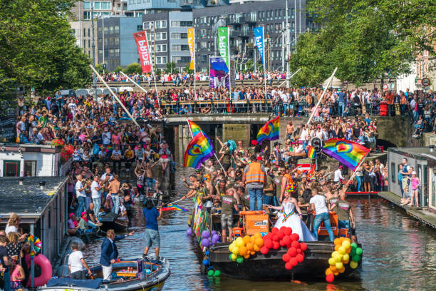 амстердам, парад каналов - city amsterdam urban scene gay parade стоковые фото и изображения