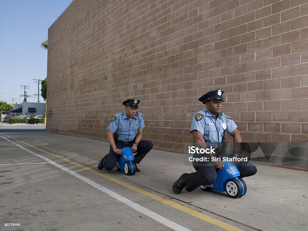 Homens de polícia uniformes passeio Motocicleta de Brinquedo - Foto de stock de Força Policial royalty-free