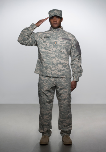 Hombre en uniforme militar, hacer un saludo photo
