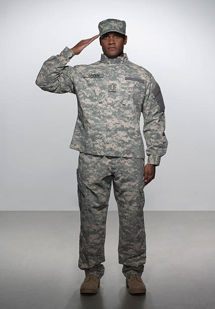 hombre en uniforme militar, hacer un saludo - military uniform fotografías e imágenes de stock