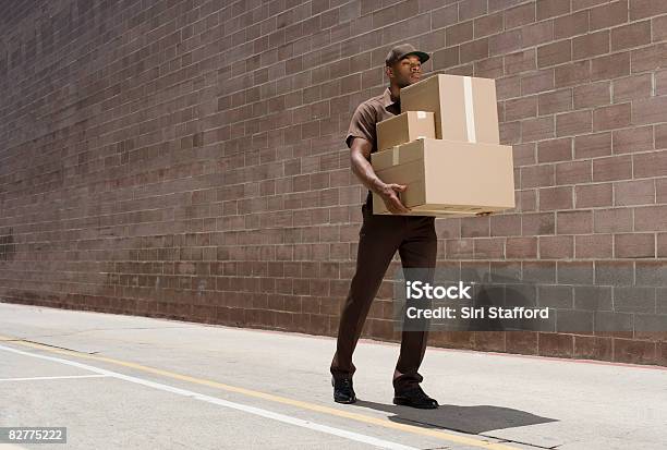 Delivery Person Die Boxen Stockfoto und mehr Bilder von Lieferant - Lieferant, Schachtel, Liefern