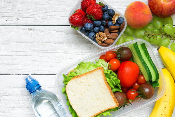 색연필으로 그리고 다시 학교 비문 물의 병, 야채, 과일, 샌드위치와 함께 학교 점심 상자 - lunch box lunch sandwich green 뉴스 사진 이미지