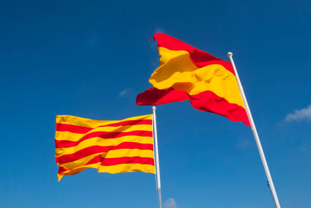 bandera española y bandera cuatribarra - asensio stock-fotos und bilder