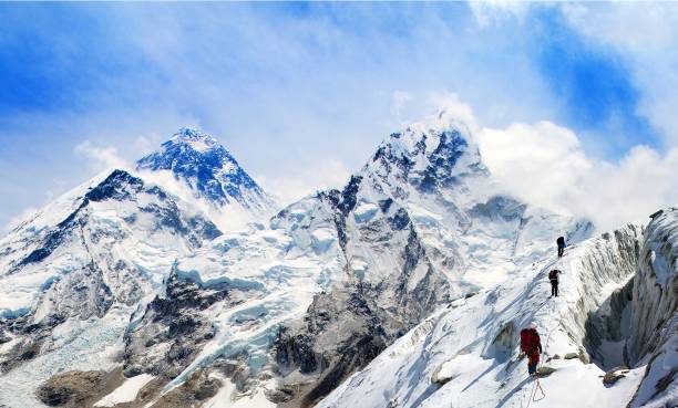 mont everest depuis le kala patthar avec groupe de grimpeurs - himalayas mountain climbing nepal climbing photos et images de collection