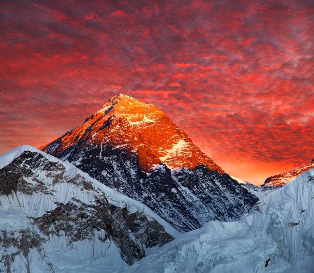 wieczorny kolorowy widok na mount everest z kala patthar - kala pattar zdjęcia i obrazy z banku zdjęć