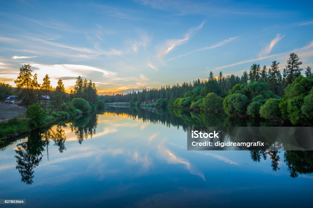 réservoir de neuf milles sur la rivière spokane au coucher du soleil - Photo de Spokane libre de droits