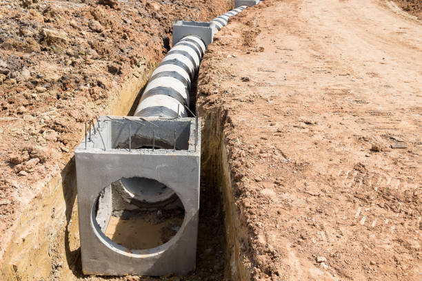 tubo di drenaggio in calcestruzzo e tombino in cantiere. - construction bridge below concrete foto e immagini stock