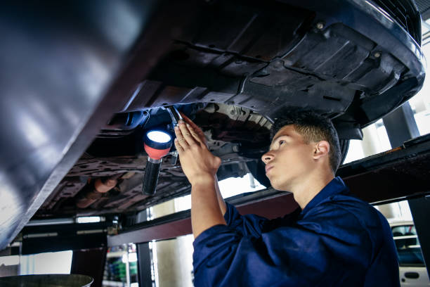 성화와 함께 자동차 검사 학생 정비공 - trainee mechanic engineer student 뉴스 사진 이미지