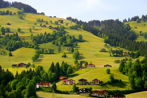 목가적인 Gstaad 그리고 자 넨 고산 계곡과 초원 극적인 동화 스위스 샬레 목가적인 시골 베른의 구획 스위스 알프스 스위스 ...
