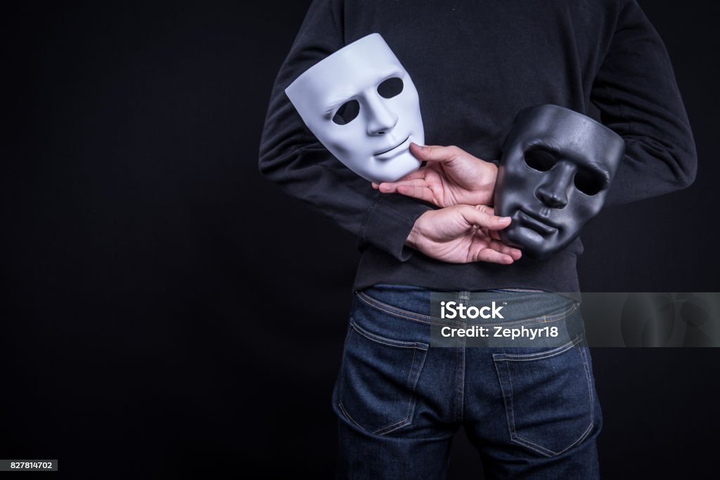 Misterio del hombre con la máscara de blanco y negro. Concepto de enmascaramiento social anónimo. - Foto de stock de Máscara - Disfraz libre de derechos