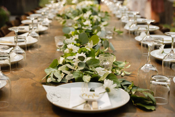 table de mariage sur une table de bois long - rural scene photos et images de collection