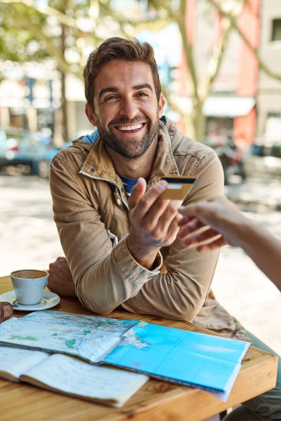 pagar su propia manera - tourist map men holding fotografías e imágenes de stock