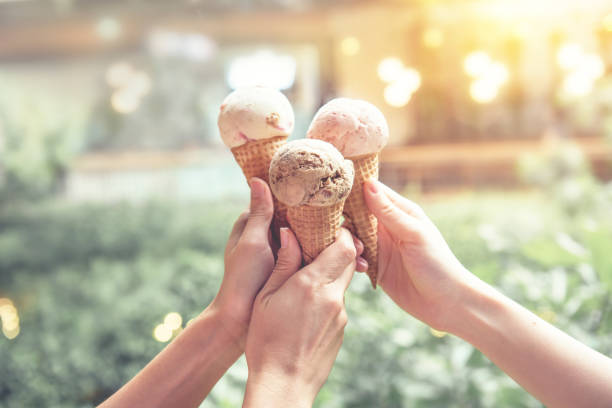 여름에 아이��스크림 콘을 들고 젊은 여자 손 - ice cream cone 뉴스 사진 이미지