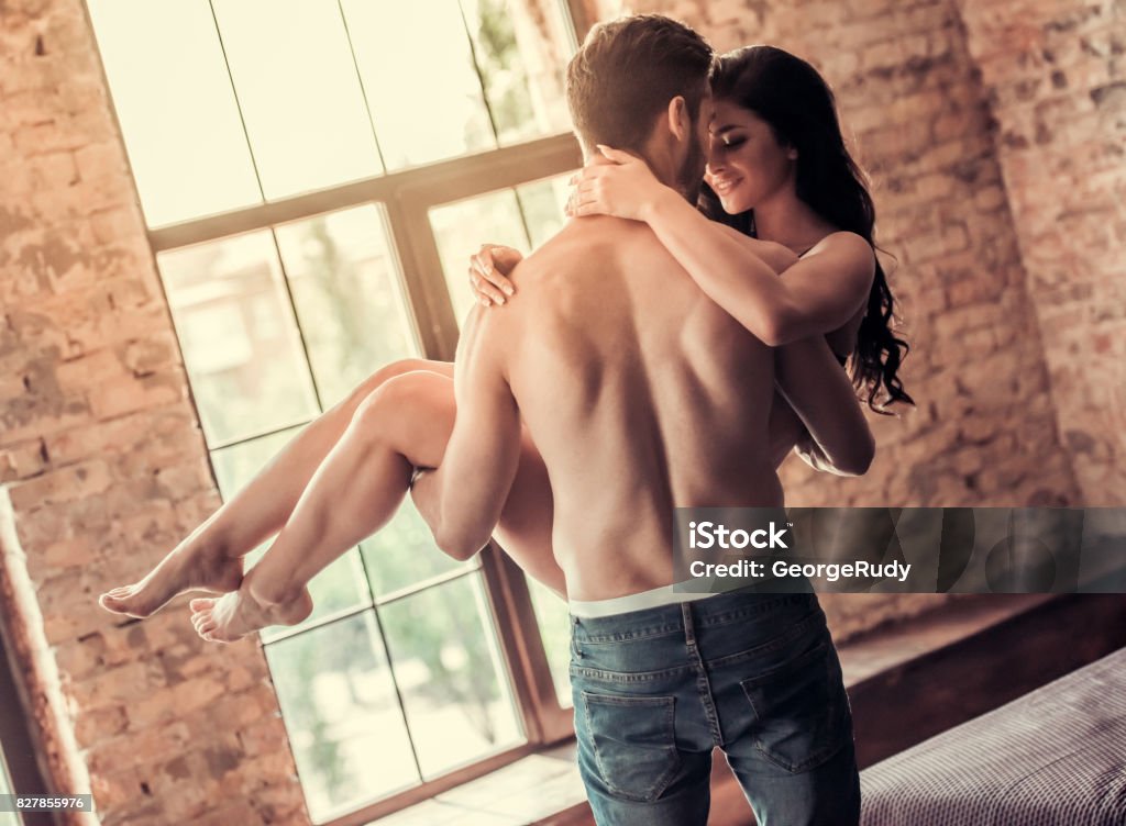 Sexy Jeune couple - Photo de Tous types de couple libre de droits