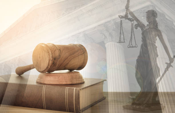 法律法的正義 - book law legal system gavel ストックフォトと画像