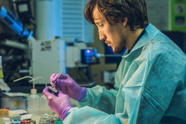 istock Scientist in a laboratory prepare a sample for an elecron microscopic investigation 827875196