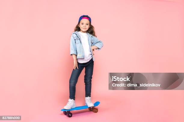 Junges Mädchen Teen Jugend Trends Studioportrait Stockfoto und mehr Bilder von Kind - Kind, Skateboardfahren, Eislauf oder Rollschuhlauf