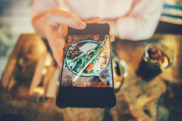 istock Taking a photo of food 827891152