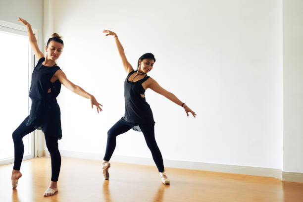 bailarines de ballet se centró en la formación - pointed toe fotografías e imágenes de stock