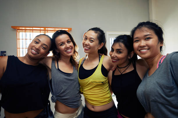 portrét usměvavých hip-hopových tanečníků - tělocvična rekreační zařízení fotky - stock snímky, obrázky a fotky