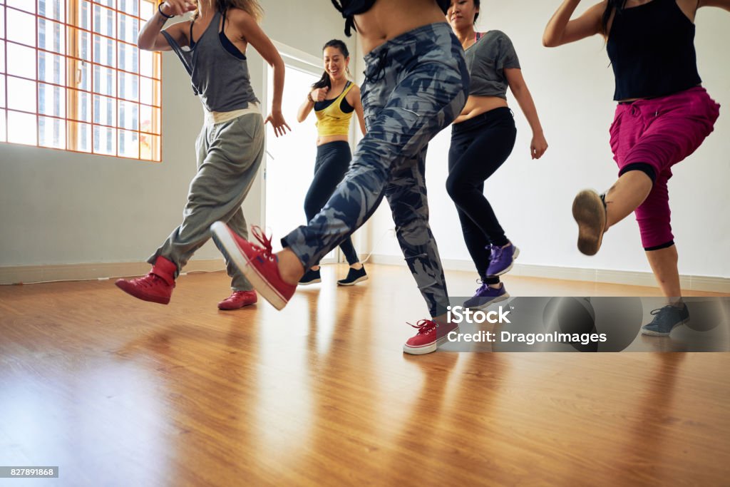 Grupo de mujeres en el entrenamiento de Fitness - Foto de stock de Bailar libre de derechos