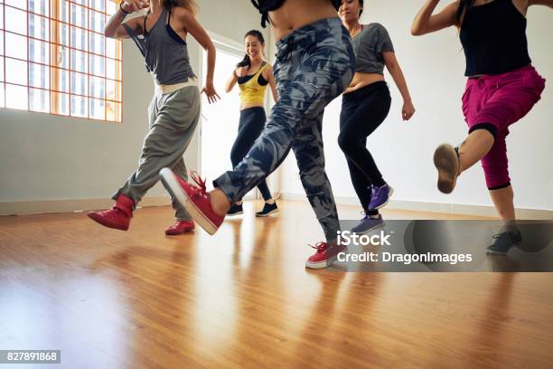 Photo libre de droit de Groupe De Femmes À La Formation De Remise En Forme banque d'images et plus d'images libres de droit de Danser - Danser, Studio de danse, Aérobic