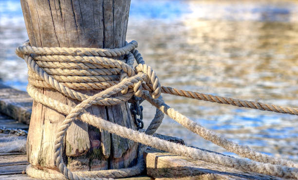 corda di ormeggio - beach rope nautical vessel harbor foto e immagini stock