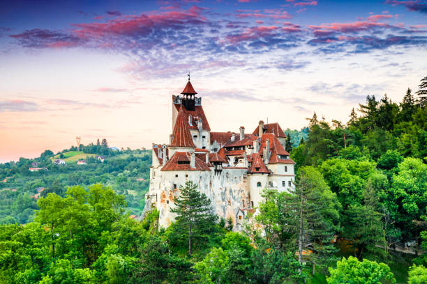 schloss bran, rumänien, transsilvanien - siebenbürgen stock-fotos und bilder