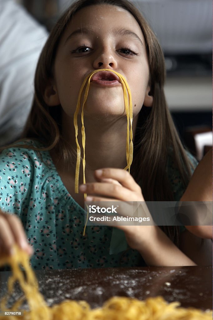 Chica que alrededor de los labios con spagetti - Foto de stock de Bigote libre de derechos