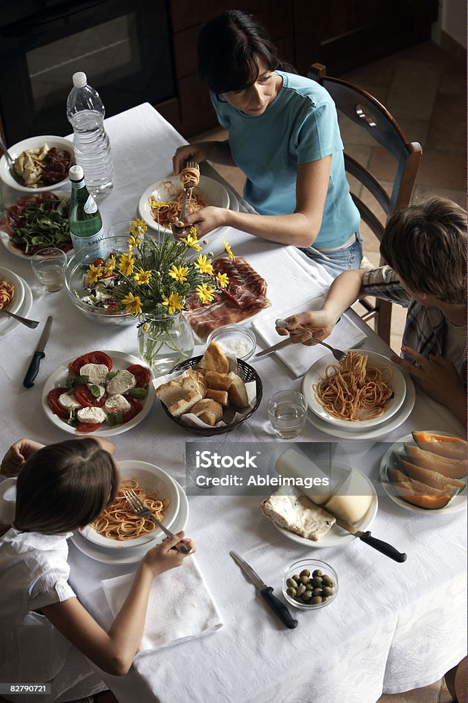 Famiglia avendo un pasto italiano tipico - Foto stock royalty-free di Famiglia
