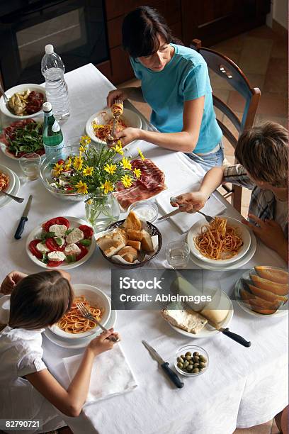 Famiglia Avendo Un Pasto Italiano Tipico - Fotografie stock e altre immagini di Famiglia - Famiglia, Italia, Tipo di cibo